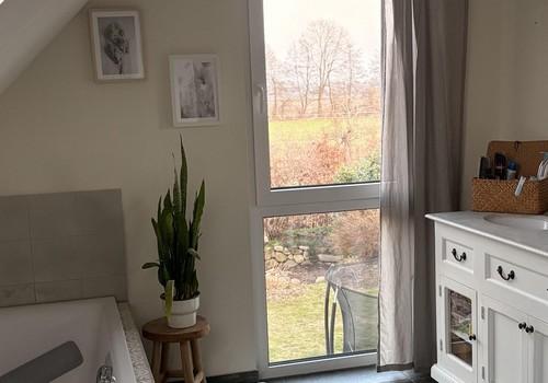 Badezimmer mit Gartenblick