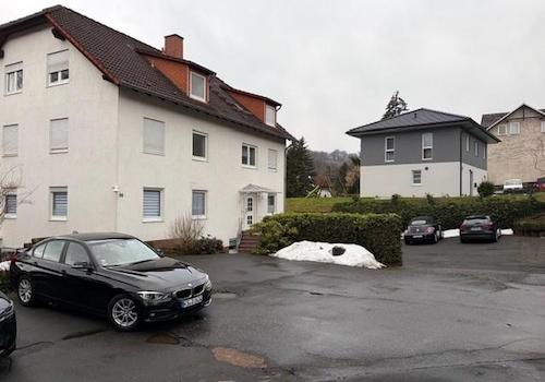 Hausansicht mit Stellplätzen