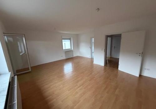 Wohnz. Blick zur Küche u Flur