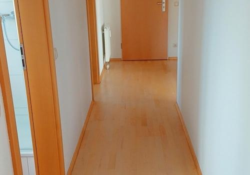 Flur mit Blick zur Wohnungstür