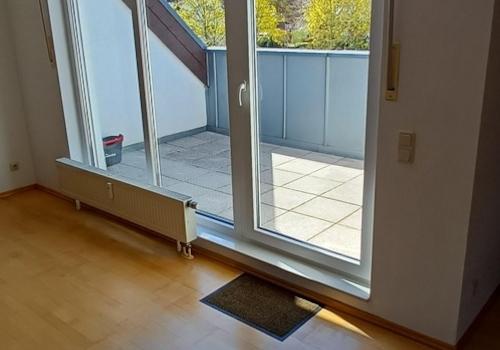 Wohnzimmer - Blick zur Loggia