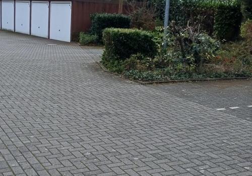 Garage und Stellplätze