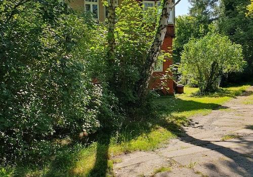 Weg neben dem Grundstück