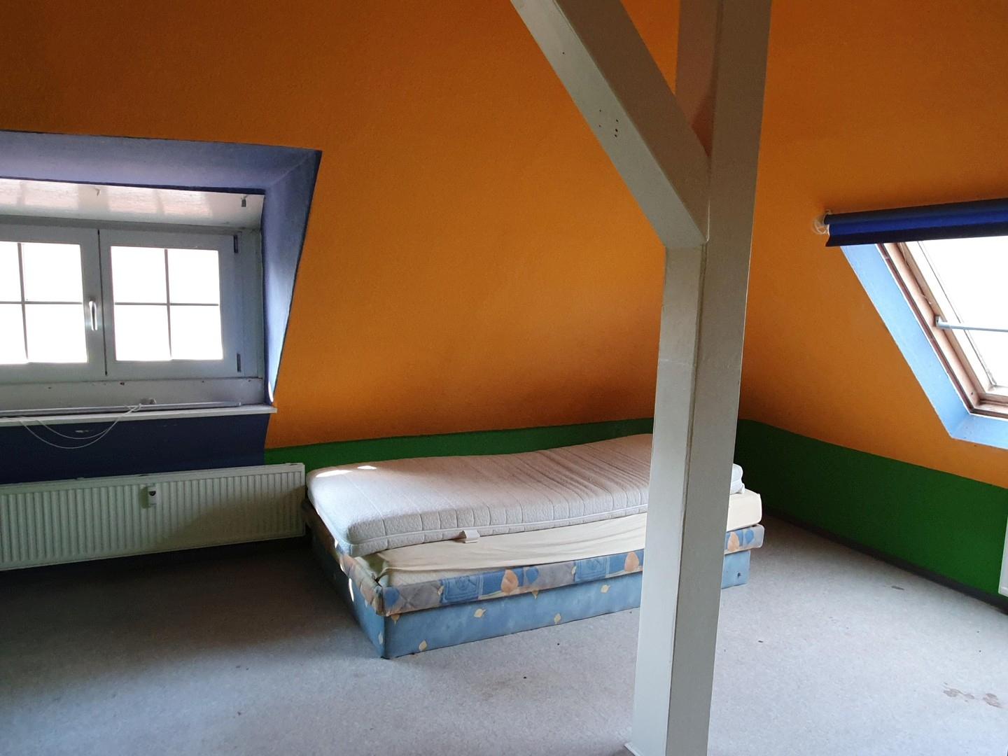 DG Zimmer mit Fenstern