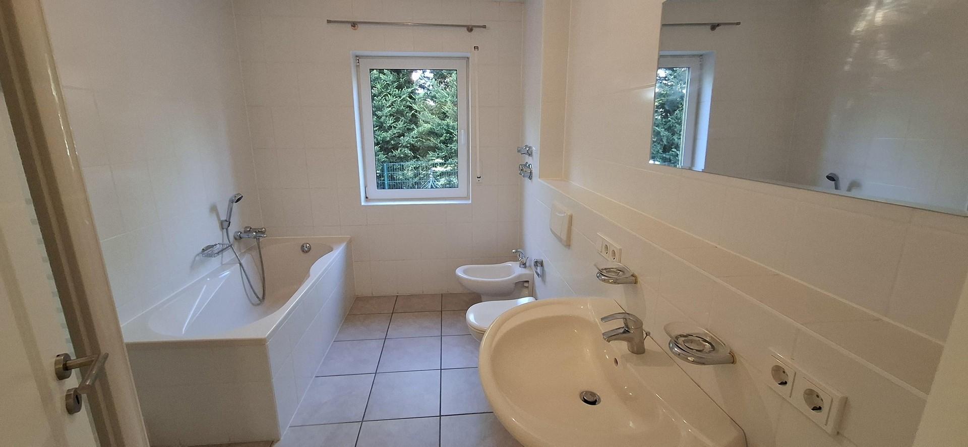 erstes Badezimmer EG