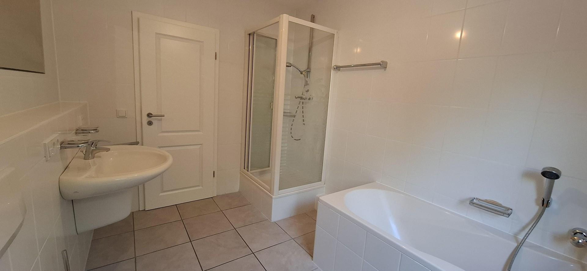 zweites Badezimmer EG