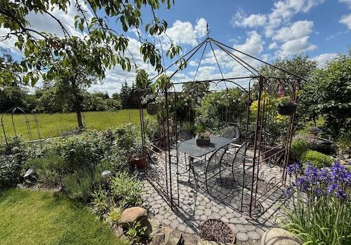 Freisitz mit Gartenpavillon