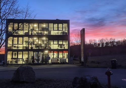 Bürogebäude mit Glasfassade