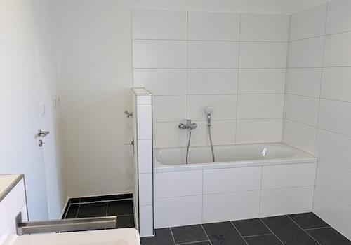 Bad mit Wanne und Dusche