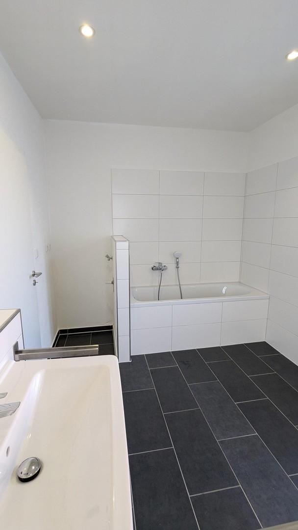 Bad mit Wanne und Dusche