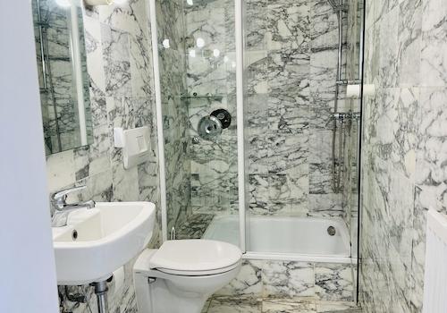 Badezimmer mit Dusche