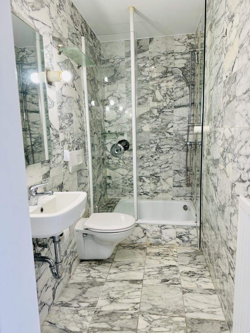 Badezimmer mit Dusche