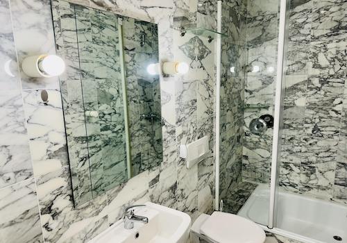 Badezimmer mit Dusche