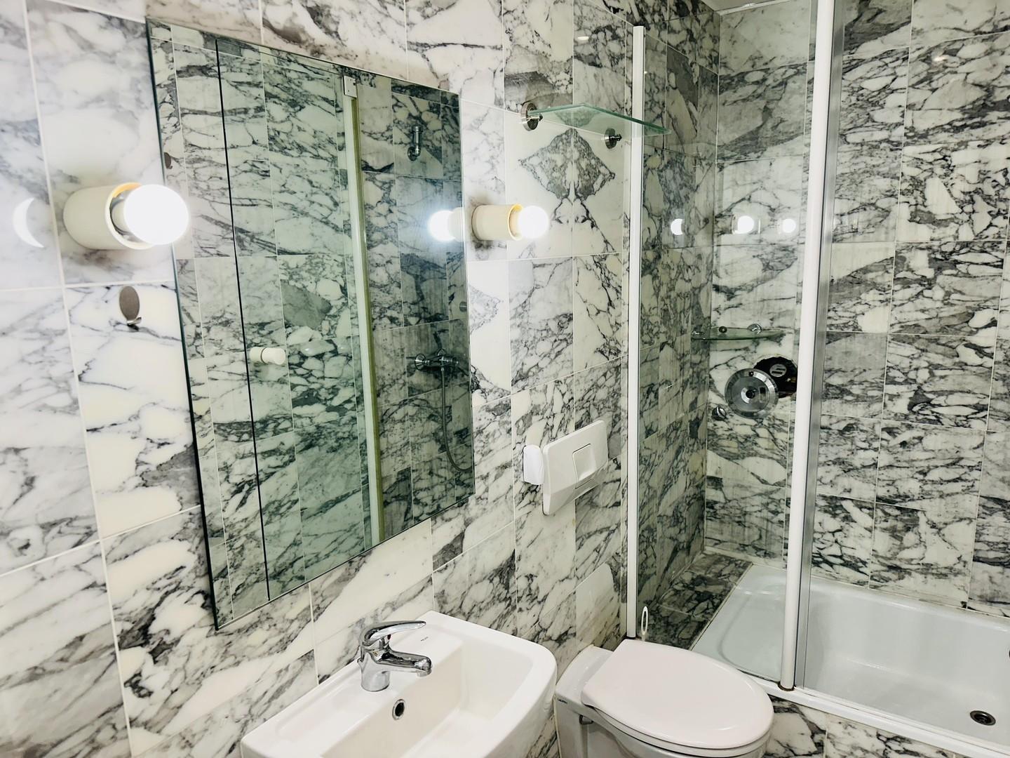 Badezimmer mit Dusche