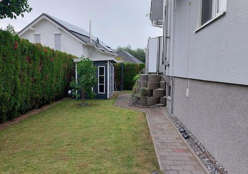 Linke Seite, Gartenhäuschen