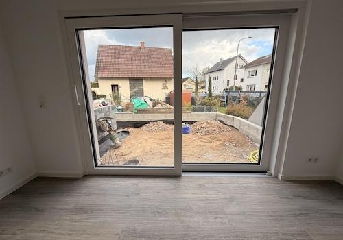 Wohnzimmer m. Blick Terrasse