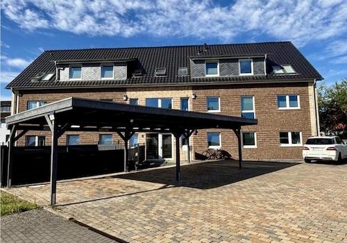 Außenansicht mit Carport