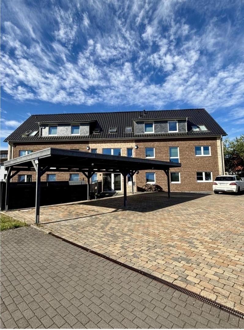 Außenansicht mit Carport