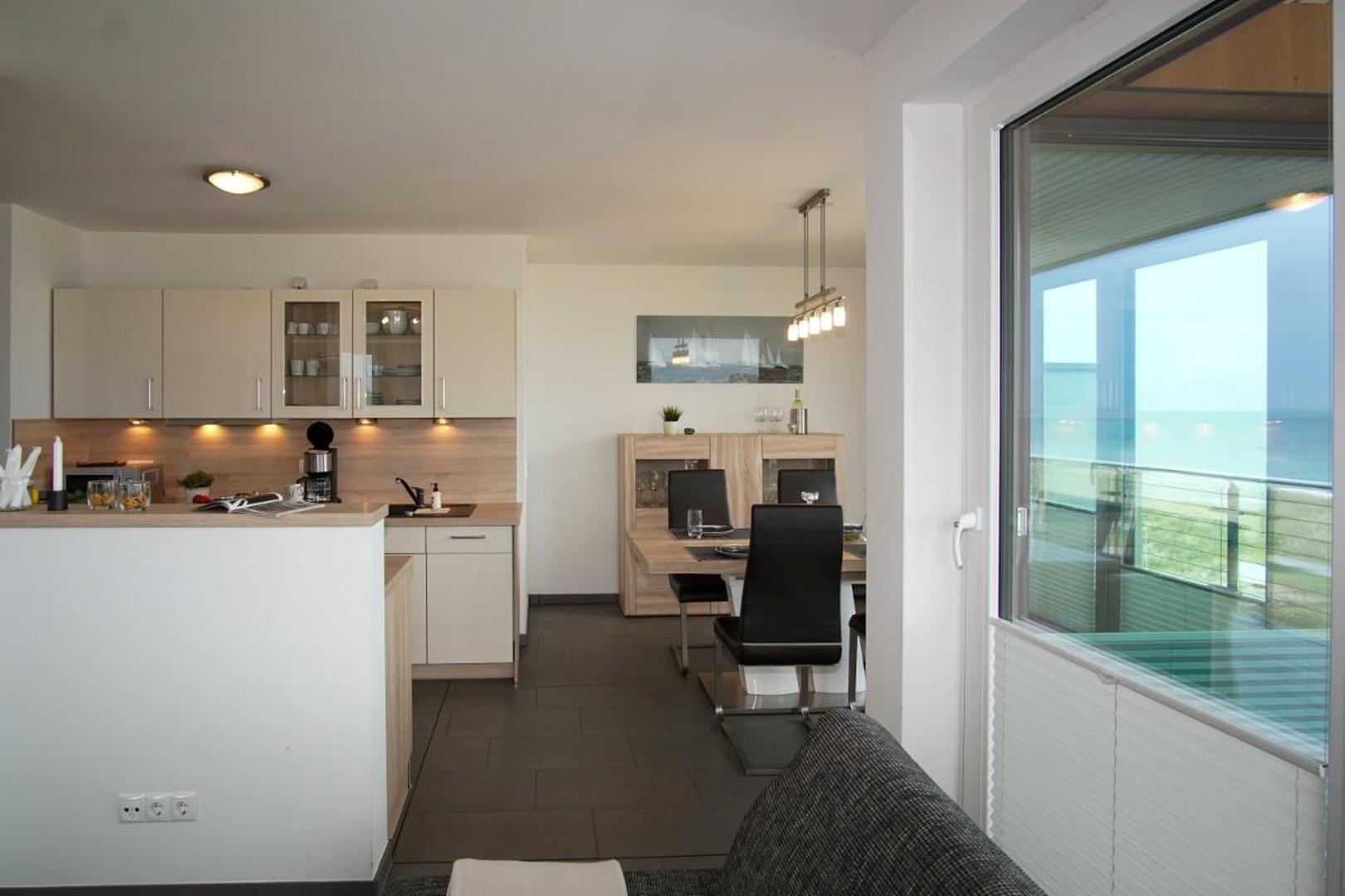 Einbauküche und Esszimmer