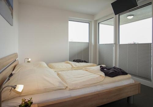 Schlafzimmer mit Doppelbett