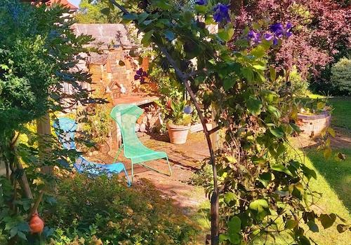 Freisitz hinten im Garten