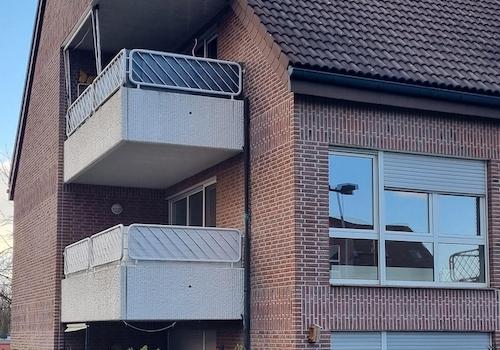 Außenansicht mit Balkon