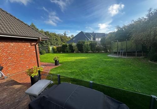 Sonniger, gepflegter Garten mi