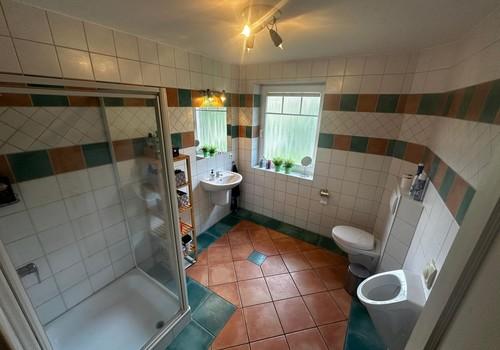 Modernes Badezimmer mit Dusche