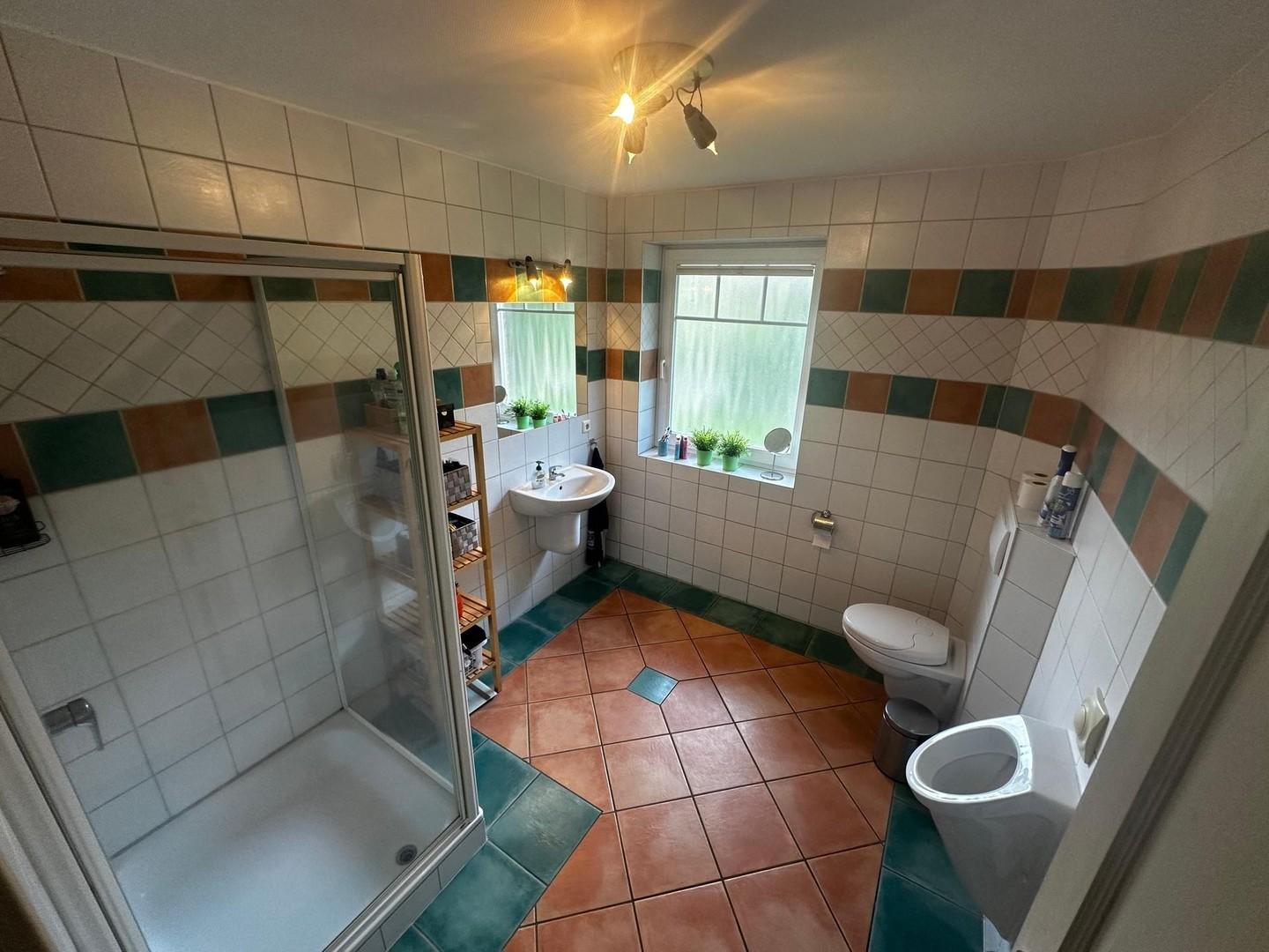 Modernes Badezimmer mit Dusche