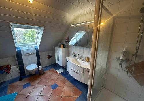 Helles Badezimmer im Obergesch