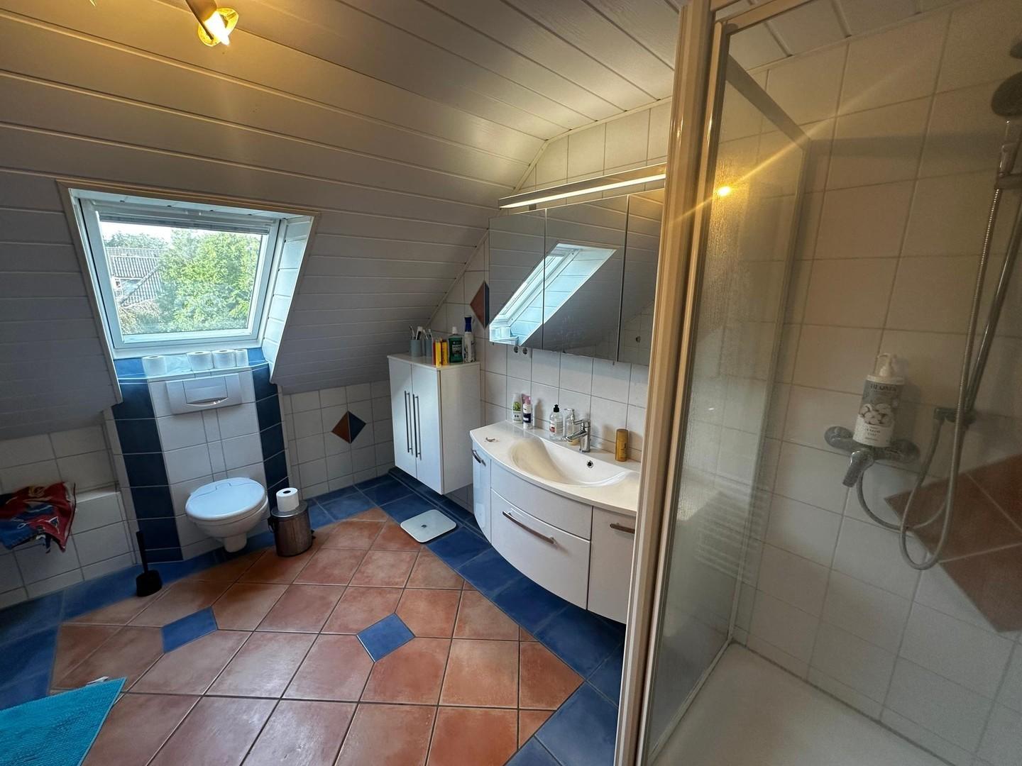 Helles Badezimmer im Obergesch