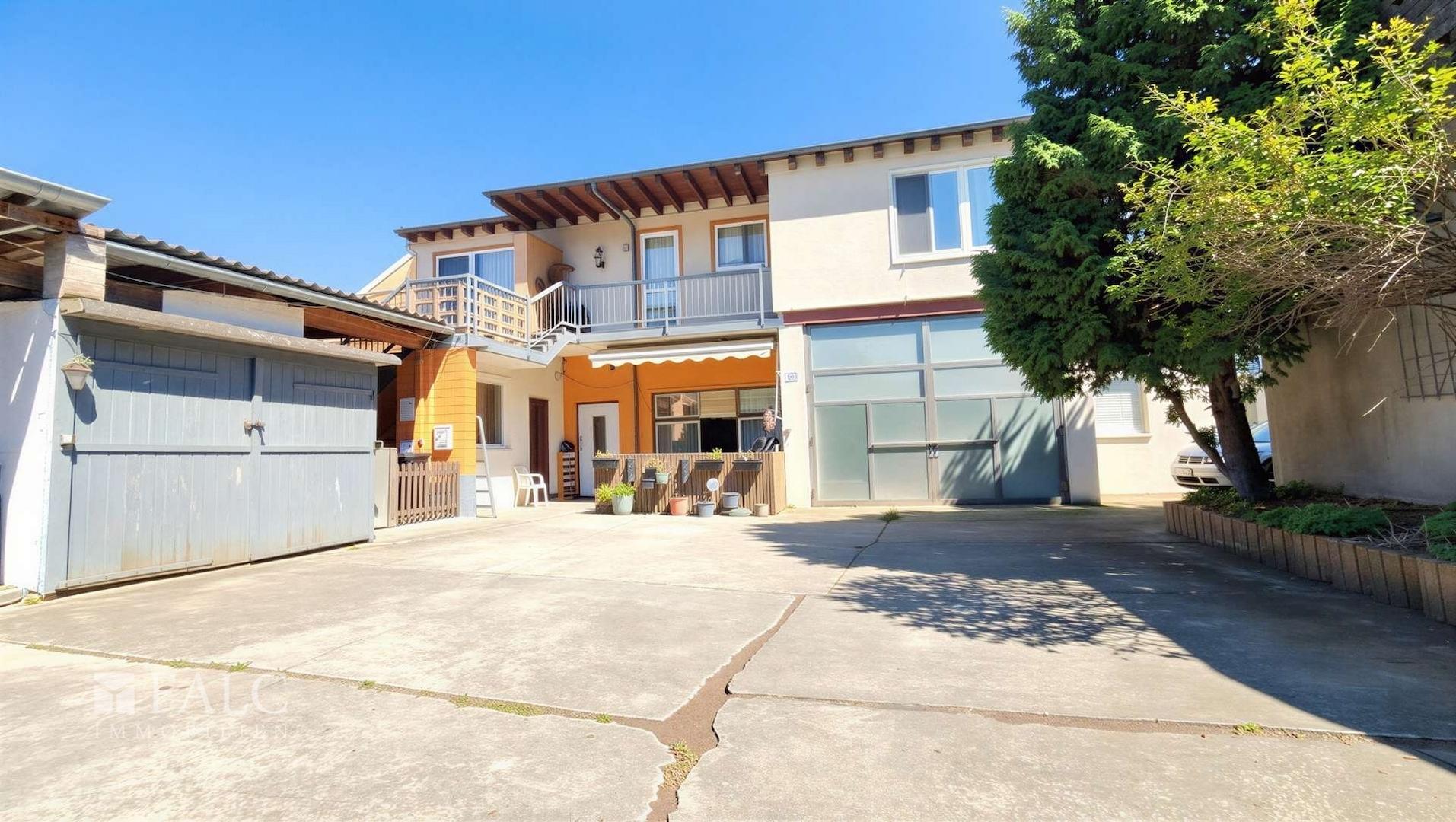 Im Hof - (KI generiert)