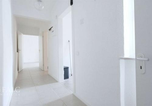 Flur 1OB - (KI generiert)