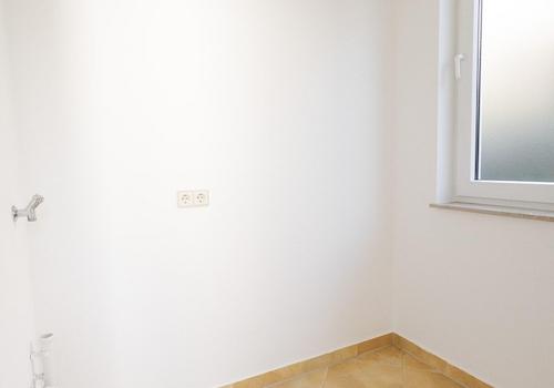 Waschraum hinter Badezimmer