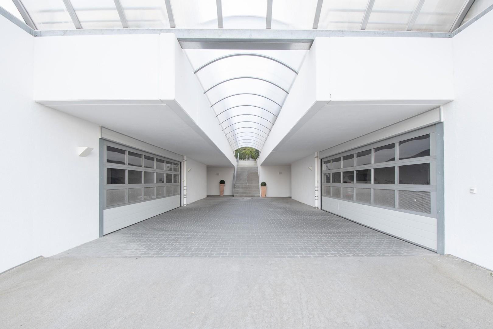 Garageneinfahrt (links)