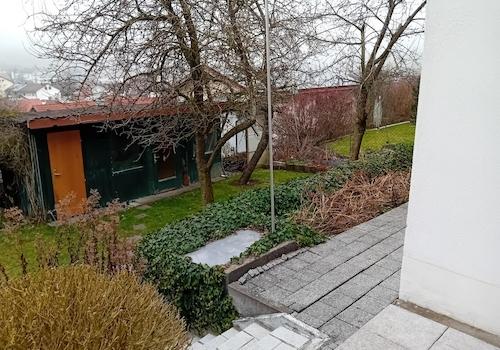 Garten mit Geräteschuppen