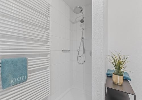 Bad 2 mit Dusche (Ausschnitt)