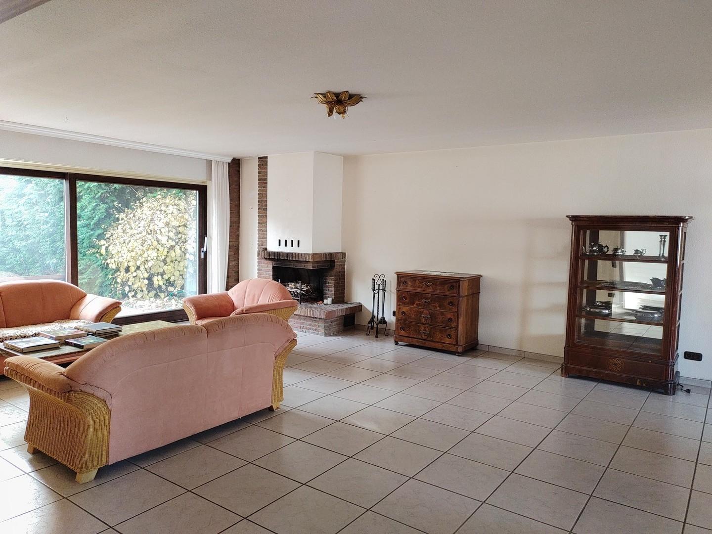 Wohnzimmer mit Kamin