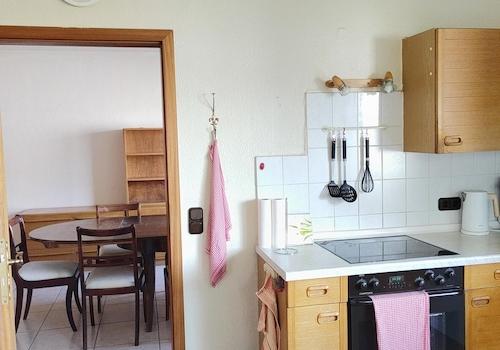 Küche mit Blick in Essbereich