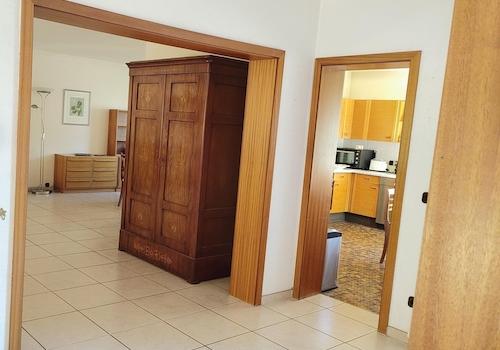 Flur OG mit Blick in Küche/WZ