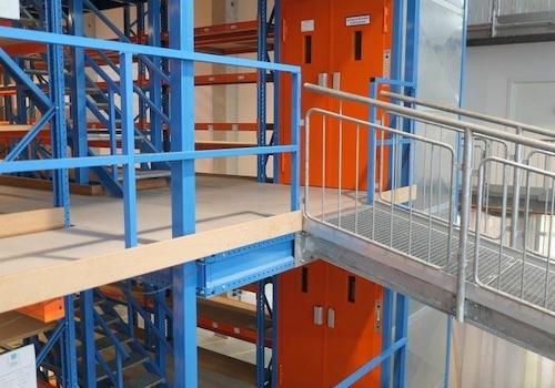 Lastenaufzug im Picklager