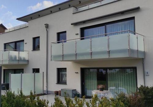 40 Hausfront im Süden von Straße