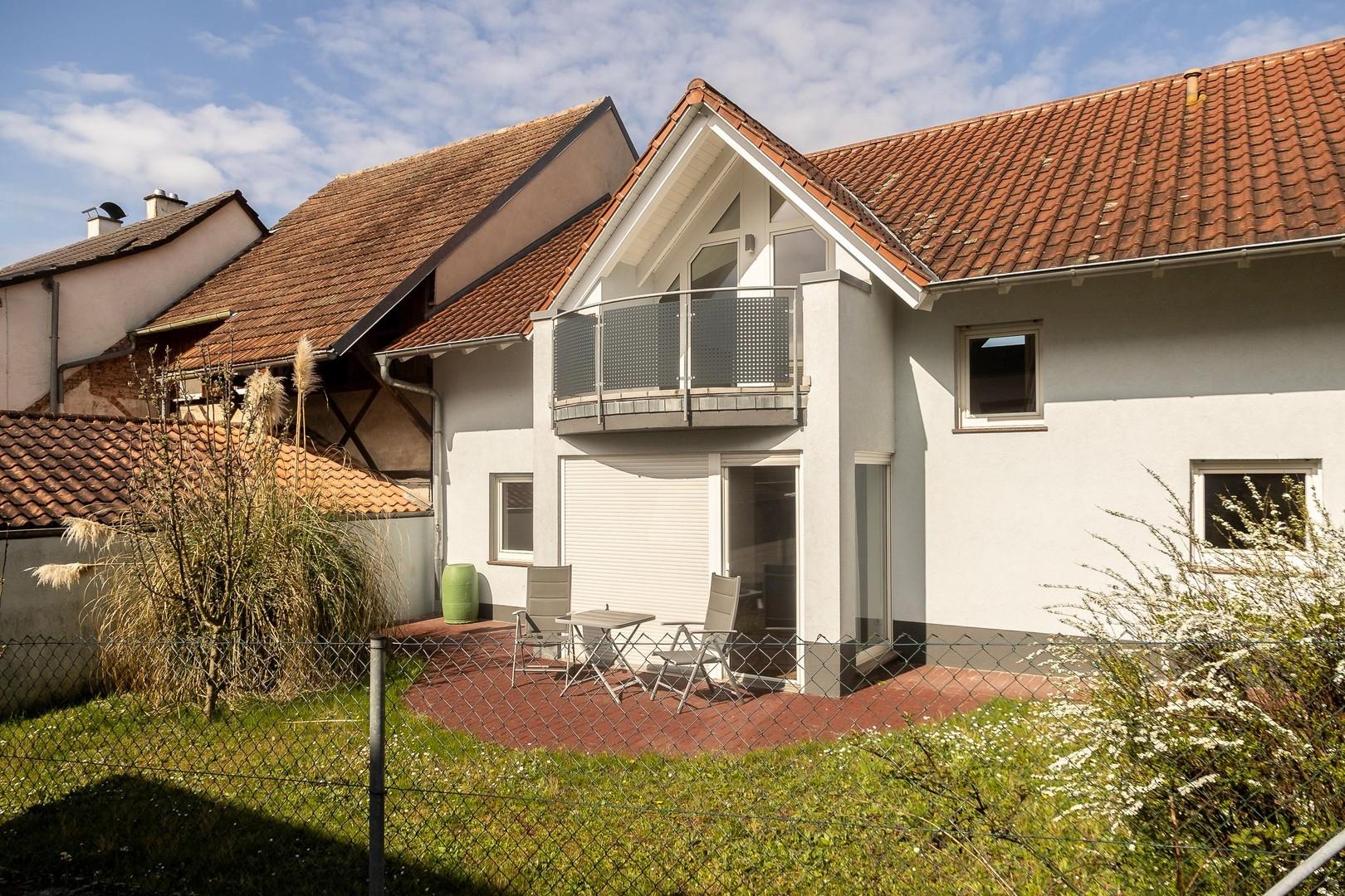 Haus links mit Balkon