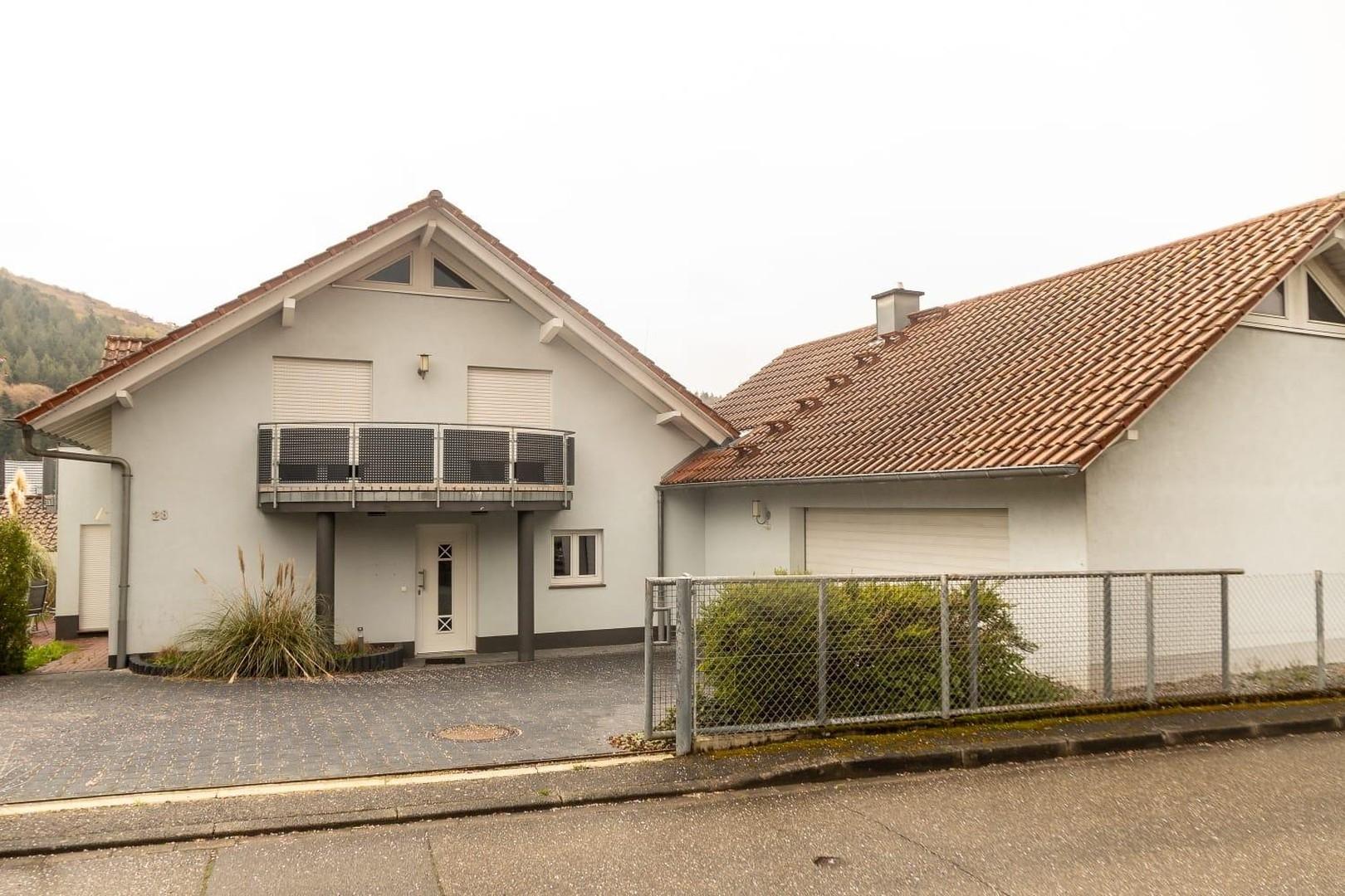 Vorderansicht mit Garage