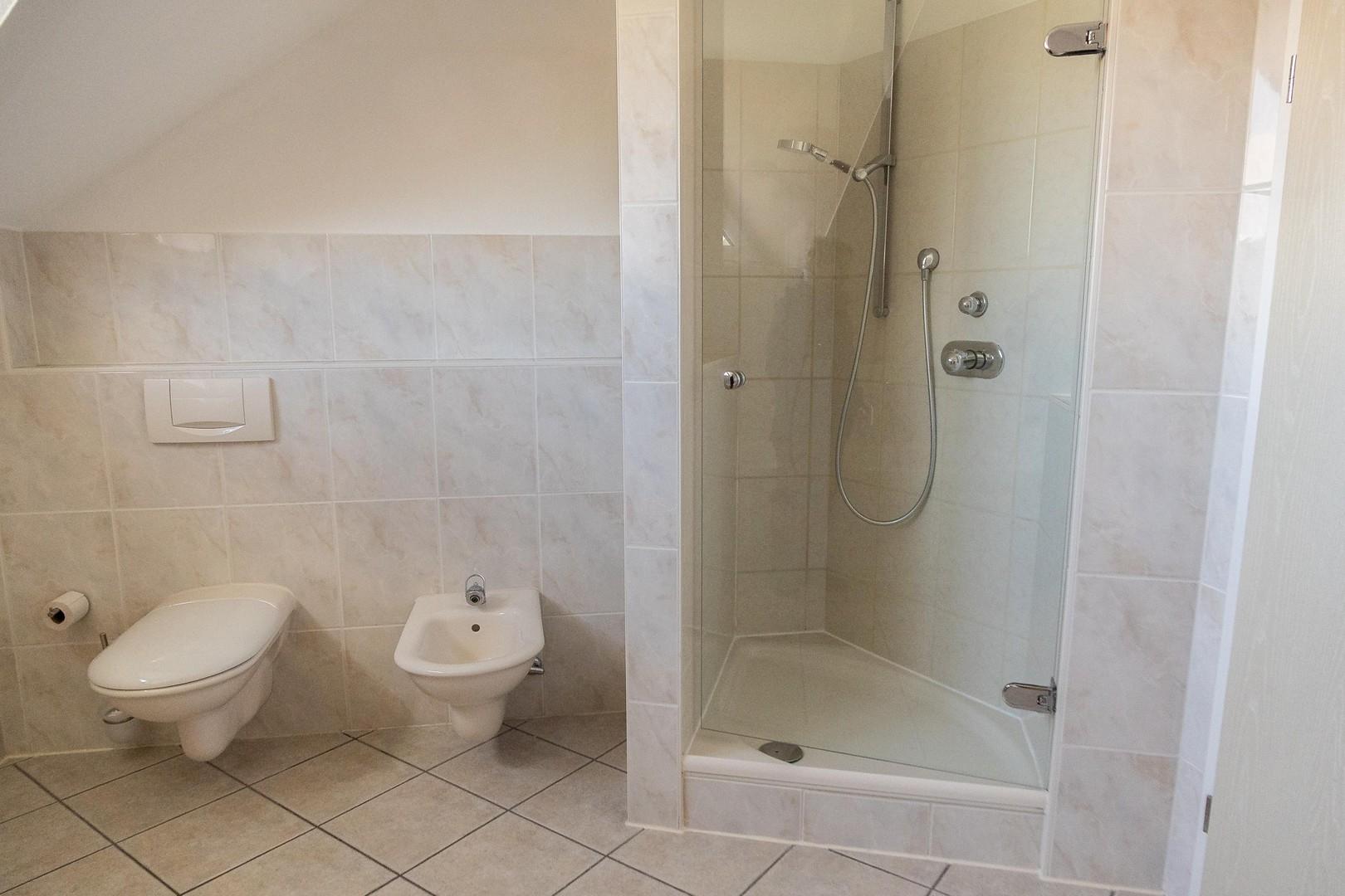 Bad oben Bidet und Dusche 