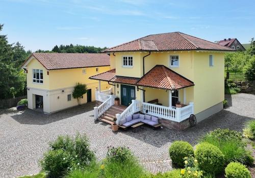 Blick vom Pavillion zum Haus