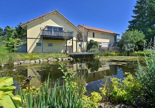 Teich mit Holzterrasse