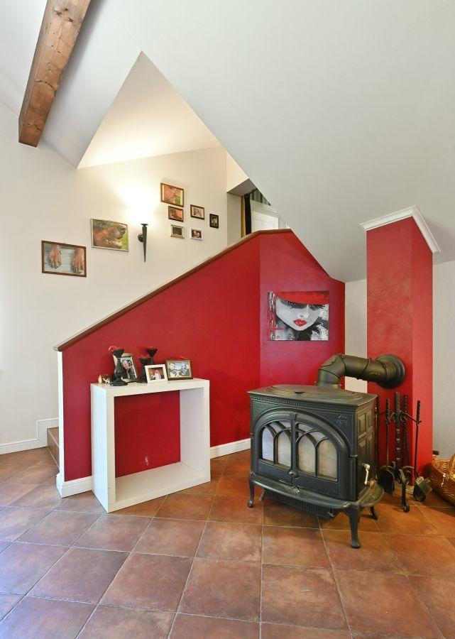 Treppe zu Wohn-Esszimmer mit Ofen