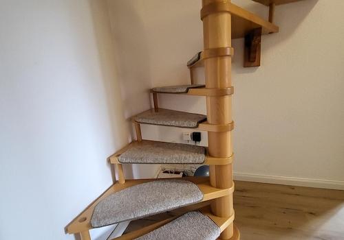 Treppe zwischen Etagen