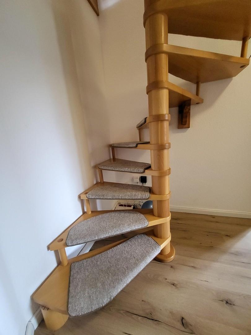 Treppe zwischen Etagen